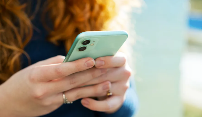 Tá baint ag úsáid iomarcach fón póca le tinniteas, fadhbanna airde agus fadhbanna codlata 