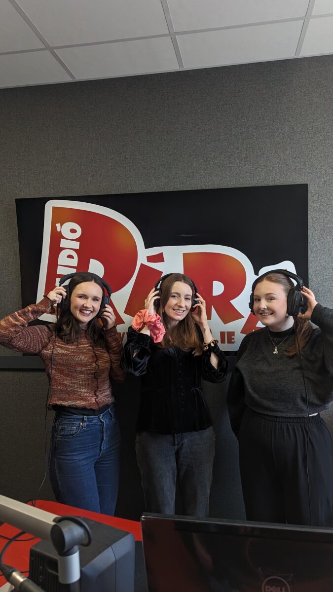 Foireann Raidio Ri Ra Aisling Ni Dhonnabhain Emma Ni Chearuil agus Jade Buttle