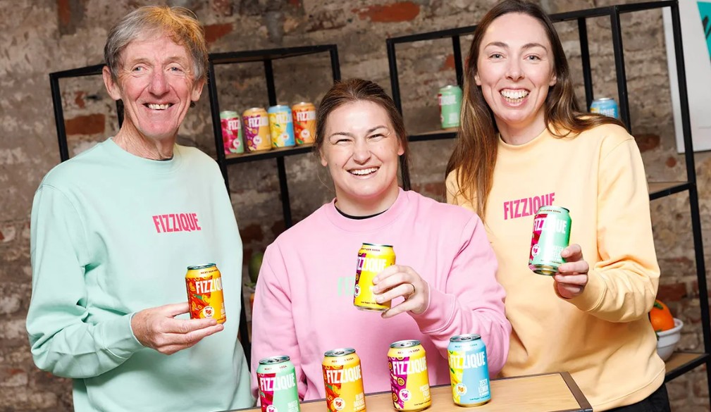 Katie Taylor le bunaitheoir Fizzique Brian McGann agus priomhoifigeach oibriuchain Aisling McGann. Pictiur Marc OSullivan