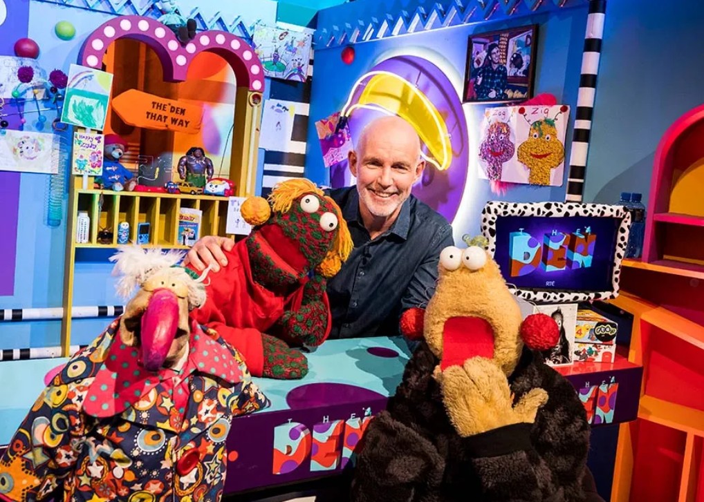 Ray DArcy ag cur The Den i lathair