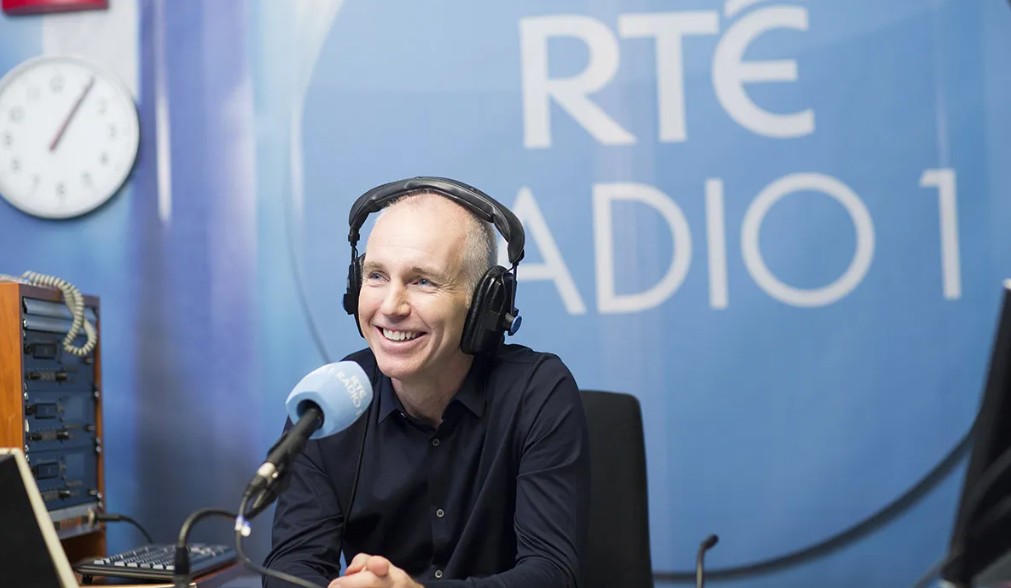 Ray DArcy sa Stiuideo Raidio RTE 1. Pictiur RTE