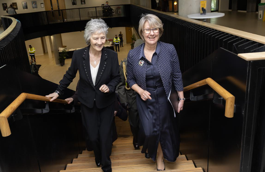 Beirt bhan mhisniúil. Uachtarán na hÉireann Catherine Connolly á tionlacan ag Uachtarán Ollscoil Mhá Nuad, an tOllamh Eeva Leinonen le linn a cuairte ar an Ollscoil
