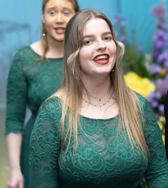 Cór Aireagail Ollscoil Mhá Nuad ag canadh don Uachtarán Catherine Connolly
