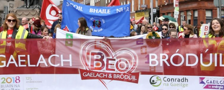 Thug anailís acadúil le fios gur thug an Comhaontú ‘aitheantas siombalach gan tacaíocht dhlíthiúil’, rud a d’fhág neamhionannas struchtúrach slán  