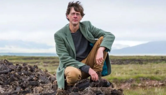 Ómós ag Cúirt: Manchán Magan