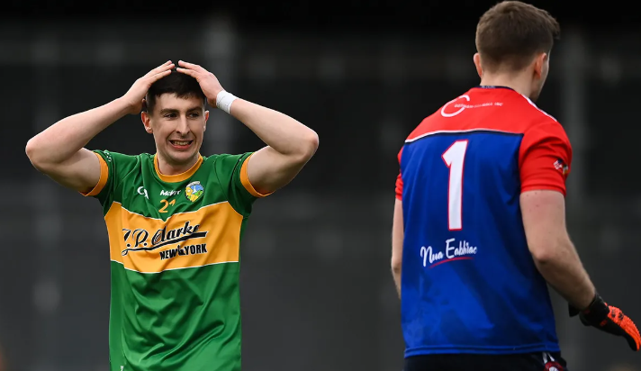 Foireann peile CLG ó Nua-Eabhrac ag imirt i gcoinne Liatroma