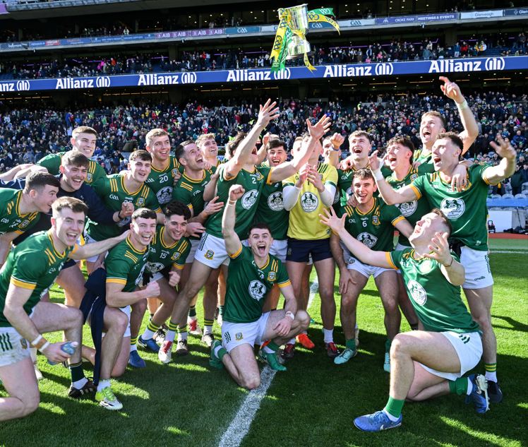 Foireann na Mí ag ceiliúradh