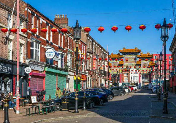 Déanann Birtill comparáid idir Learpholl agus ceantair ina labhraítear Gaeilge i gcathracha ar nós Nua-Eabhrac agus Bostún