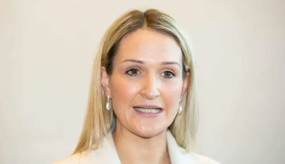 Helen McEntee ag rá gur sháraigh Iosrael a hoibleagáidí faoin gcomhaontú