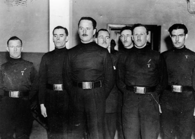 Ceannaire Faisisteach na Breataine, Oswald Mosley, le William Joyce, ar chlé