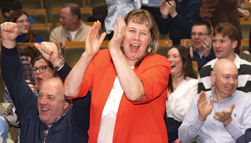 Duine de lucht leanta an ghrúpa Aistear ag craobh Siansa 2026 Gael Linn