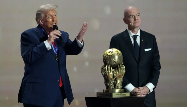 An tUachtarán Donald Trump le hUachtarán FIFA Gianni Infantino ag caint faoin gCorn Domhanda