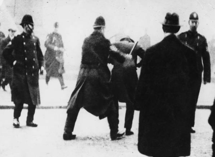 Ionsaíonn na póilíní agóideoirí le linn na stailce ginearálta i 1919