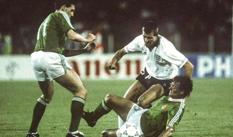 Kevin Sheedy, ar chlé, agus Kevin Moran ó Phoblacht na hÉireann in aghaidh Steve Bull ó Shasana le linn chluiche Grúpa F Chorn Domhanda FIFA 1990 idir Sasana agus Poblacht na hÉireann. Pictiúr: Ray McManus/Sportsfile