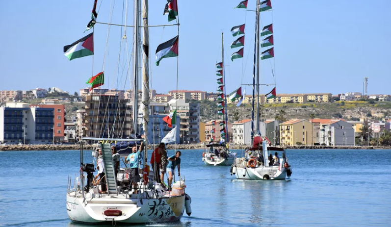 Tá fórsaí míleata Iosraelacha tar éis dul ar bord cuid de na mbád leis an Flotilla gar d’oileán na Créite