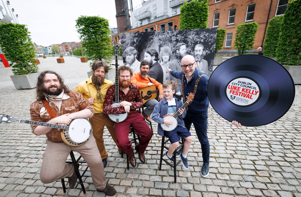 Dubliners Encore, Adam Holohan mar Barney McKenna, Killian O’Flanagan mar Ronnie Drew, James Gallagher mar Luke Kelly agus Jeremy Jenkinson mar Ciarán Bourke sa phictiúr le lucht leanúna is mó Luke Kelly, Noah Ryan (6) ó Phort Láirge in éineacht le Méara Bhaile Átha Cliath, Ray McAdam. Pictiúr: Andres Poveda