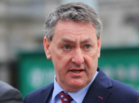 Billy Kelleher ag caint foa costas cógais