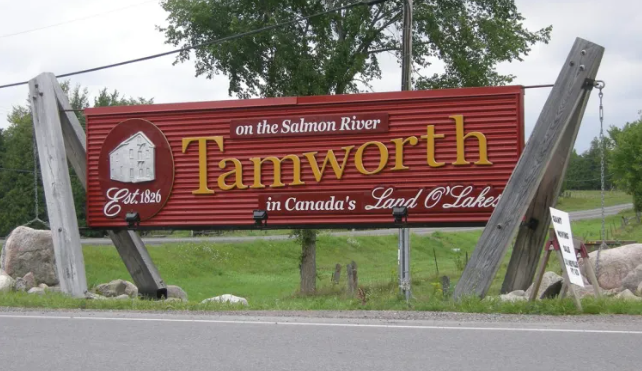 Tá an pobal Gaeilge seo lonnaithe i Tamworth, Ontario