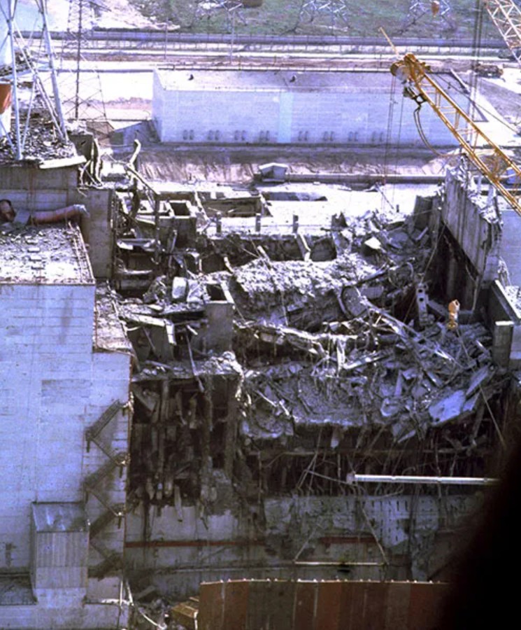 CHERNOBYL AN UCRAIN 29 AIBREAN 1986 Gleasra Cumhachta Nuicleiche Chernobyl tri la i ndiaidh na pleasctha. PictiurSHONEGAMMAGamma Rapho tri Getty Images