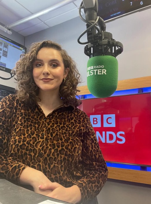 Caoimhe Ni Chathail ar BBC Raidio Uladh. Pictiur Curtha ar fail