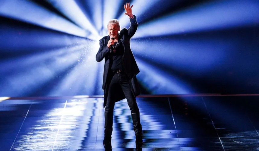 Johnny Logan ag canadh ar stáitse na hEoraifíse i 2024. Pictiúr Andres Poveda