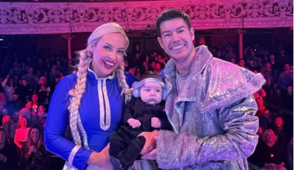Ryan Andrews agus Michaela lena mac ar an stáitse Olympia. Pictiúr Ryan Andrews Instagram