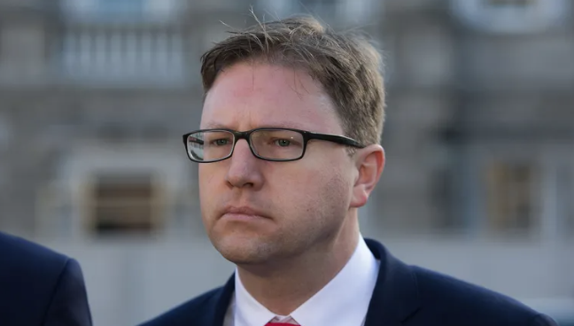 James Lawless: Ag caaint faoi chostais oideachais
