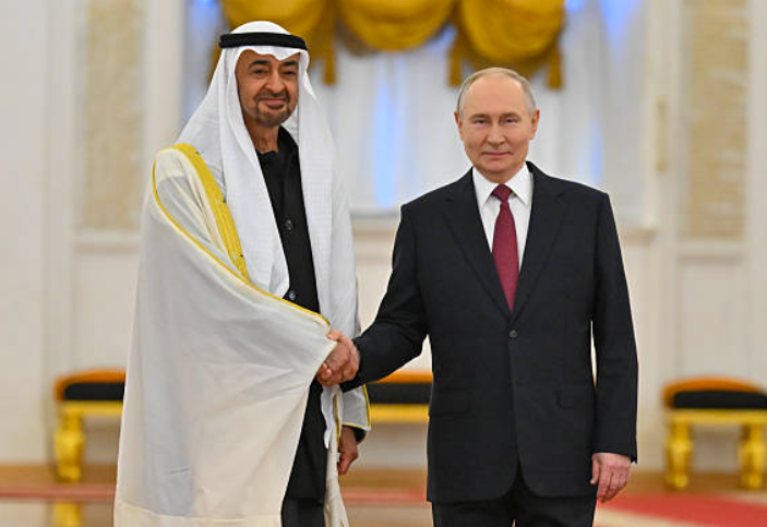An tUachtarán Mohammed bin Zayed Al Nahyan le hUachtarán na Rúise Vladimir Putin