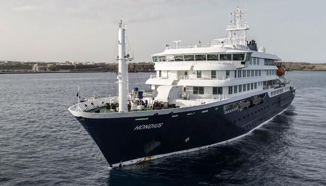 . Bhí 88 paisinéir agus 59 ball foirne ar bord na loinge, an MV Hondius.