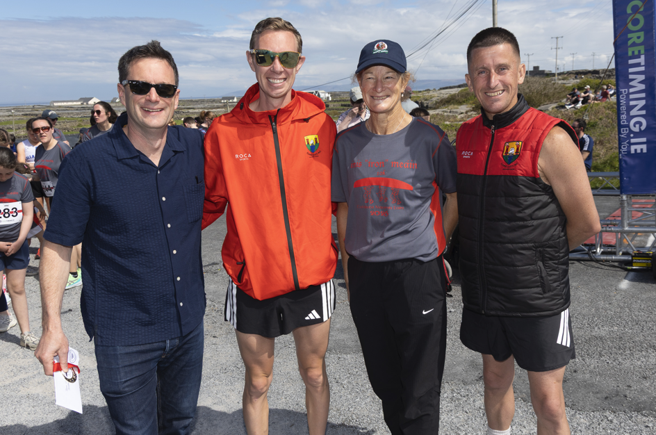 Ruairí De Blácam, Cniotáil Inis Meáin, na hurraithe, agus an chéad duais sa rás 12k á bronnadh ar Sean Doyle. Sa phictiúr chomh maith tá Sonia O'Sullivan agus Rob Heffernan
