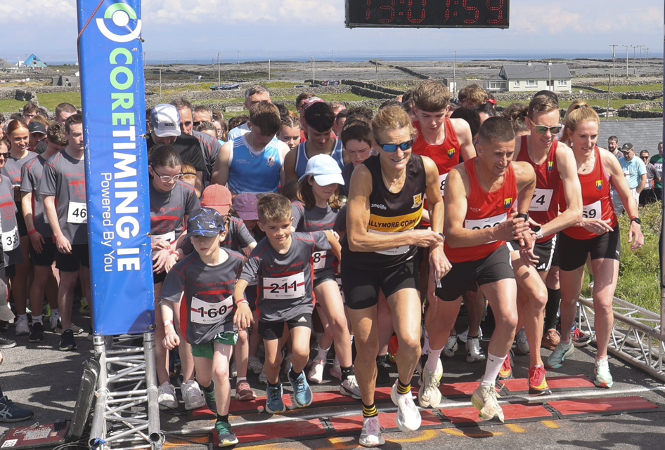 Sonia O’Sullivan agus Rob Heffernan, mar aon le reathaithe de gach aois ag tús rás Iron Inis Meáin