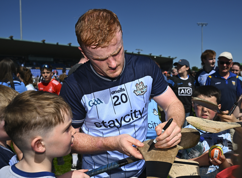 Conor McHugh ó Na Dubs le lucht tacaíochta i ndiaidh an chluiche. Pic Seb Daly/Sportsfile