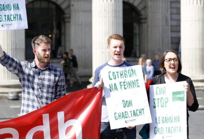 ‘Le blianta beaga anuas tá pobal na Gaeilge ag troid lá i ndiaidh lae chun cearta teanga a bhrú chun cinn'