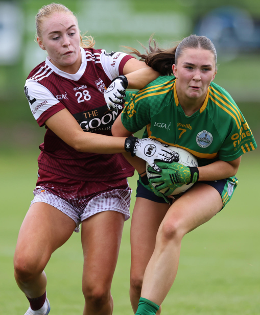 Comórtas Peile na Gaeltachta: Diangantas ar aghaidheanna imreoirí An Tearmann (marún) Gráinne Ní Dhochartaigh, agus Zoe Ní Dhuagáin, Baile Chláír na Gaillimhe