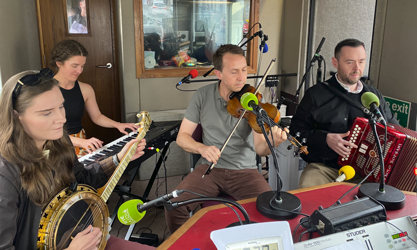Elaine Reilly, Samantha Harvey, Oisín Mac Diarmada agus Daithí Gormley sa Ródaí