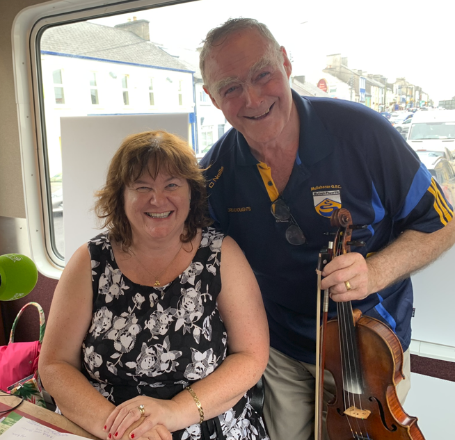 Neansaí Ní Choisdealbha agus Antóin Mac Gabhann i Ródaí RnaG ag Scoil Samhraidh Willie Clancy_