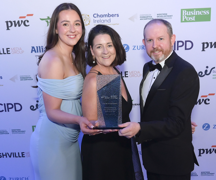  Ag Gradaim eir Business Chambers Ireland: Niamh Ní Dhubhaigh, Oifigeach Feidhmiúcháin, GAIRM; Michelle Ní Chróinín, Ceann Cumarsáide agus Margaíochta; agus Kevin Ó Flatharta, Bainisteoir Margaíochta, as Údarás na Gaeltachta