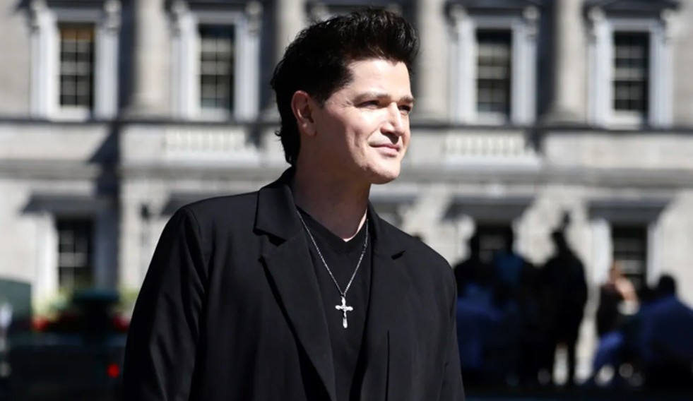 Danny O'Donoghue taobh amuigh den Dáil inniú ag seasamh i gcoinne AI sna healaíona.Pictiúr Leah FarrellRollingNews.ie