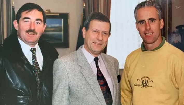 Tony Toner, beagán níos óige, lena chara mór Mick McCarthy ar gach taobh de Choimisinéir na nGardaí ag an am i gCeanncheathrú an Gharda Síochána. Pictiúr: Soláthraithe