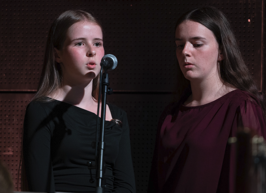 Niamh Ní Mhaoilchiaráin agus Róisín Nic Craith ag canadh ar son Taighde Dána agus Ealaín na Gaeltachta