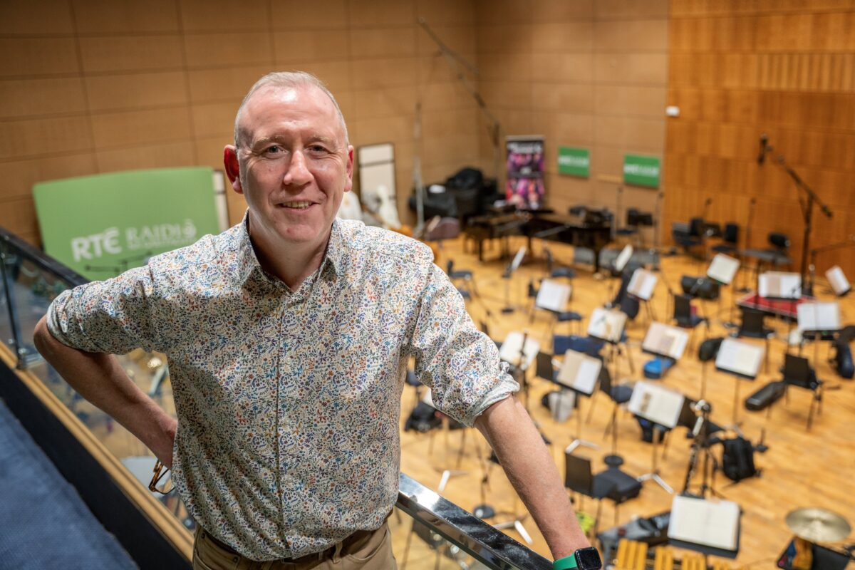 Donall Mac Ruairi laithreoir Coisir Cheoil ar RTE Raidio na Gaeltachta ag ullmhu do chraoladh speisialta le Ceolfhoireann Coirme RTE beo o Stiuideo a hAon RTE i nDomhnach Broc