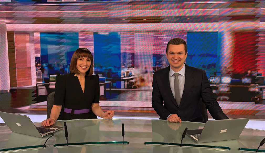 Sharon Tobin agus Tommy Meskill sa stiúideo RTÉ News. Pictiúr Curtha ar fáil