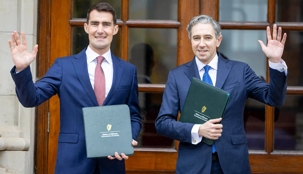 Buiséad 2027. Jack Chambers agus Simon Harris. Pictiúr Tom Honan